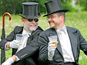 Zwei Herren feiern in Magdeburg den Vatertag; Rechte: dpa